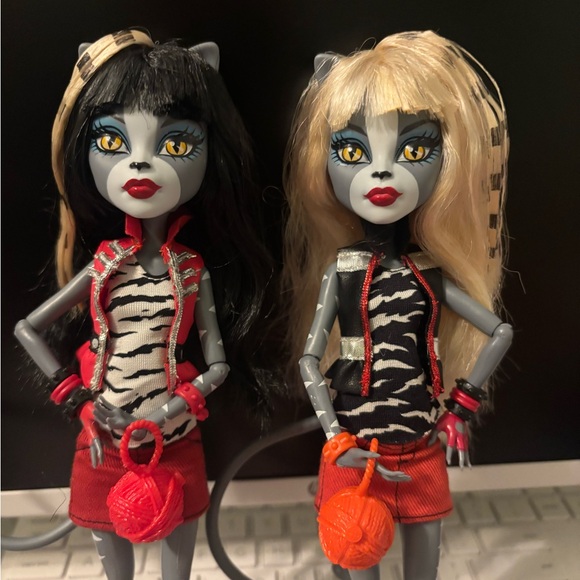 Monster High Werecat Sisters Meowlody & Purrsephone Dolls 2011 G1 - Picture 2 of 4